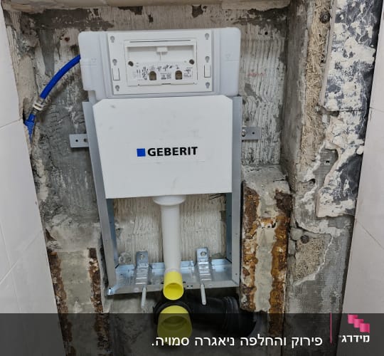 התקנת מערכת אינסטלציה עם צינורות וחיבורים